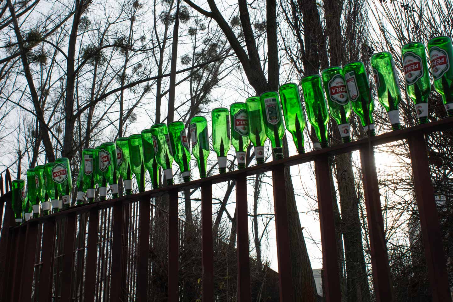 Reklamy alkoholu powinny zniknąć z sieci, a butelki wódki ze stacji benzynowych