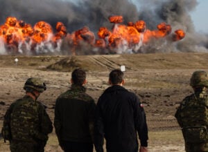 Manewry wojsk państw Grupy Wyszehradzkiej, Stanów Zjednoczonych oraz Wielkiej Brytanii w 2019 roku. Mateusz Morawiecki stoi z żołnierzami, przyglądając się serii wybuchów