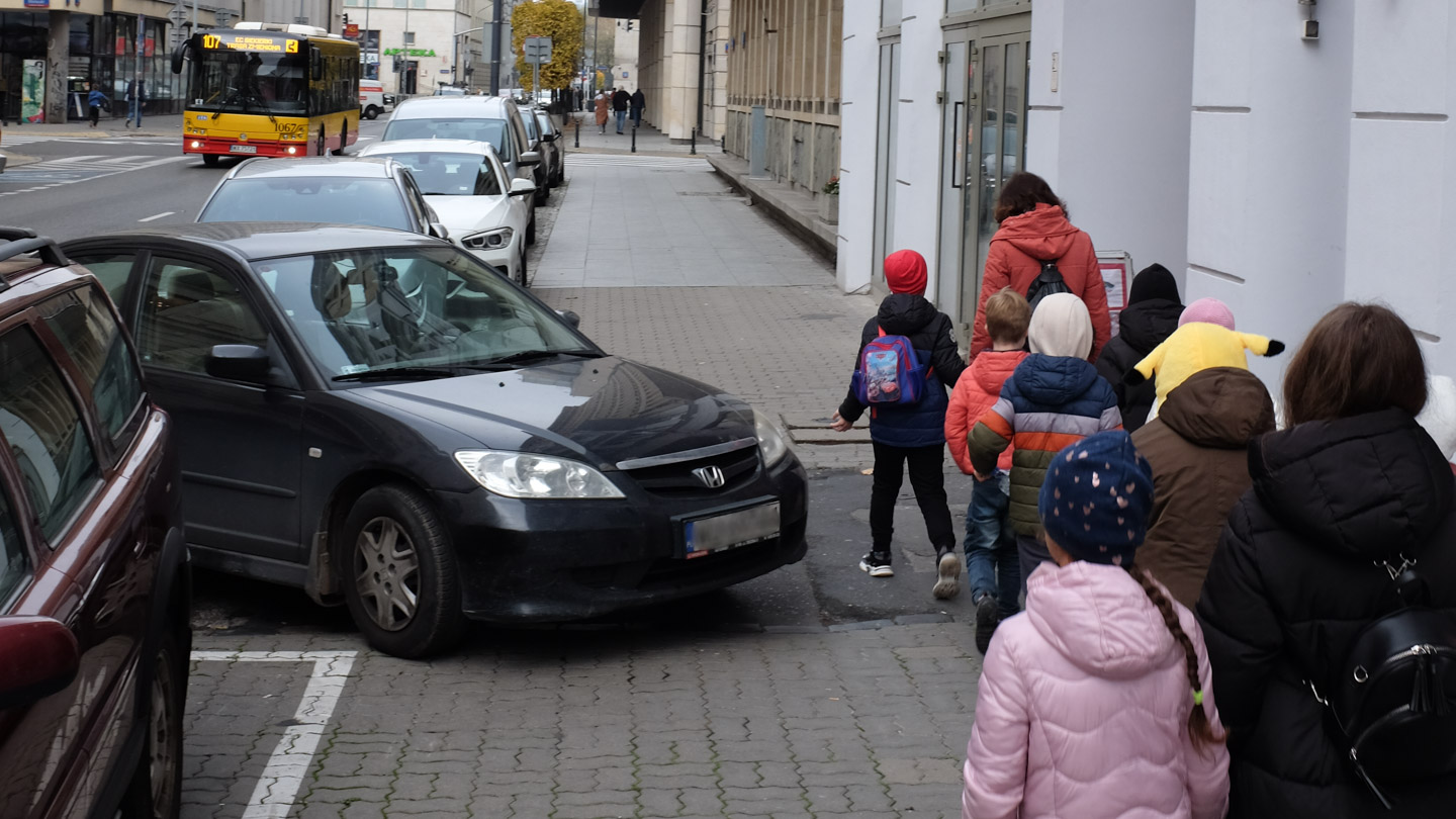 samochód na chodniku