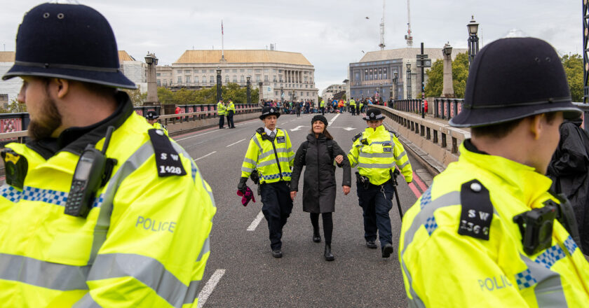 Interwencja policji podczas akcji Extinction Rebellion w Londynie. Fot. Stefan Müller/Flickr.com