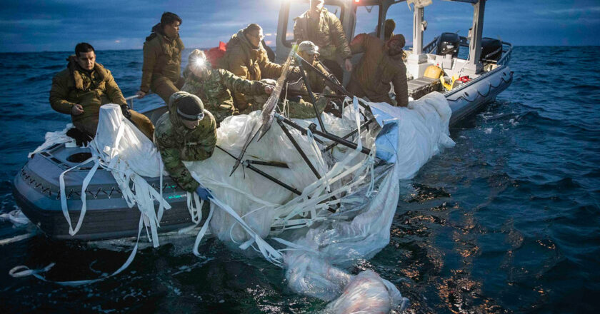 Żołnierze amerykańskiej marynarki wojennej wyławiają zestrzelony balon. Fot. U.S. Navy Photo