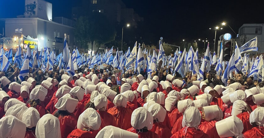 Demonstracja przeciwko reformie sądów w Hajfie, marzec 2023 r. Fot. Hanay, CC BY-SA.