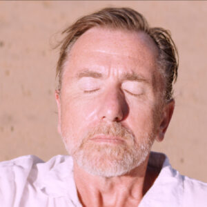 Tim Roth w filmie "Sundown"