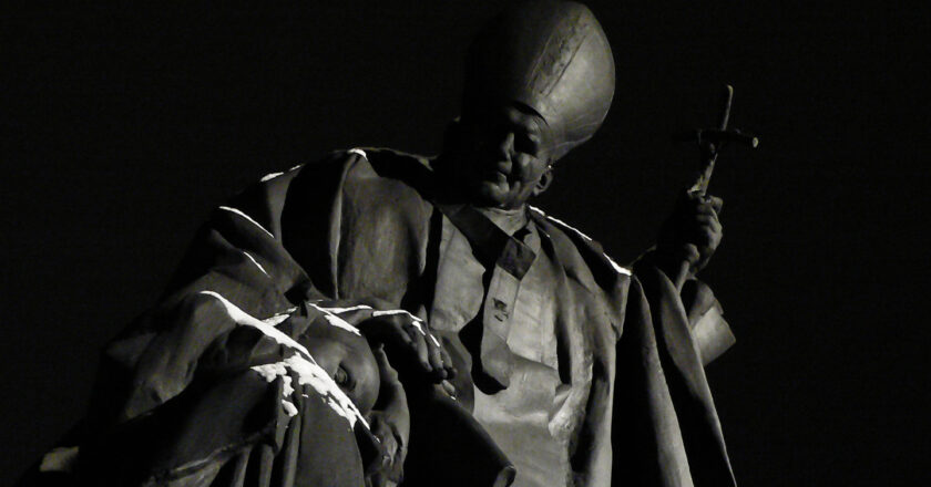 Pomnik Karola Wojtyły w Kaliszu. Fot. Kachigarasu PL (busy)/Flickr.com