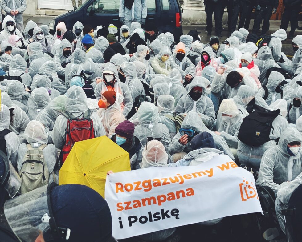 Kolektyw Bombelki blokuje ulicę Wiednia podczas Europejskiej Konferencji Gazowej.