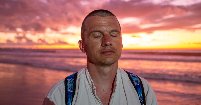 Jakub Szafrański na plaży w Peru. Fot. Iga Lalek