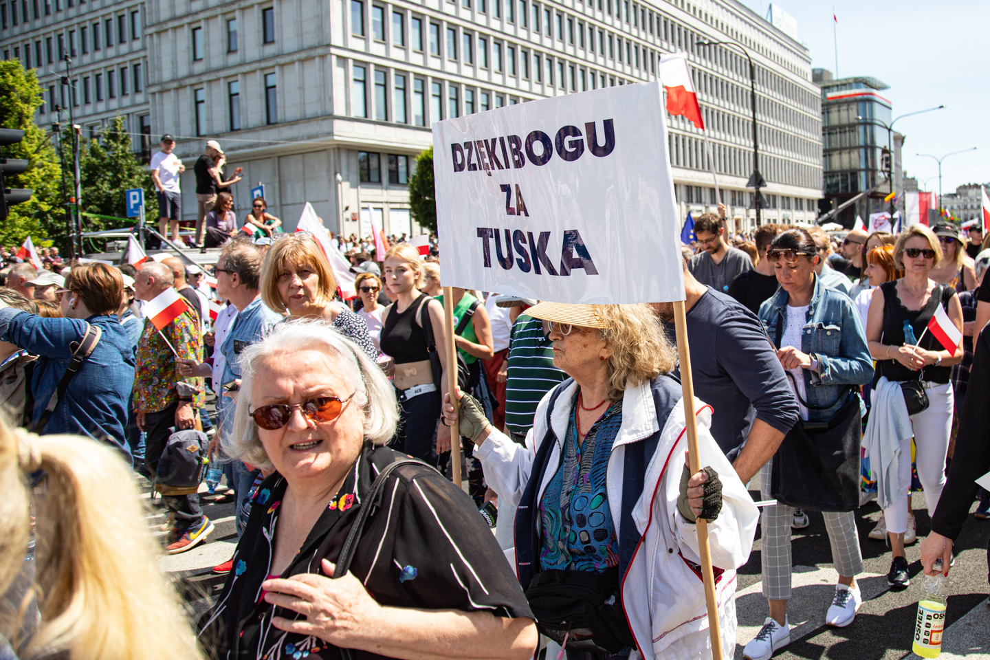 Tusk trzyma karty przy orderach. Kto pójdzie w marszu 1 października?