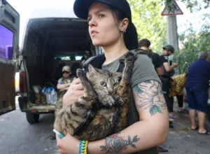 Ratowniczka sfotografowana podczas ewakuacji mieszkańców zalanego Chersonia
