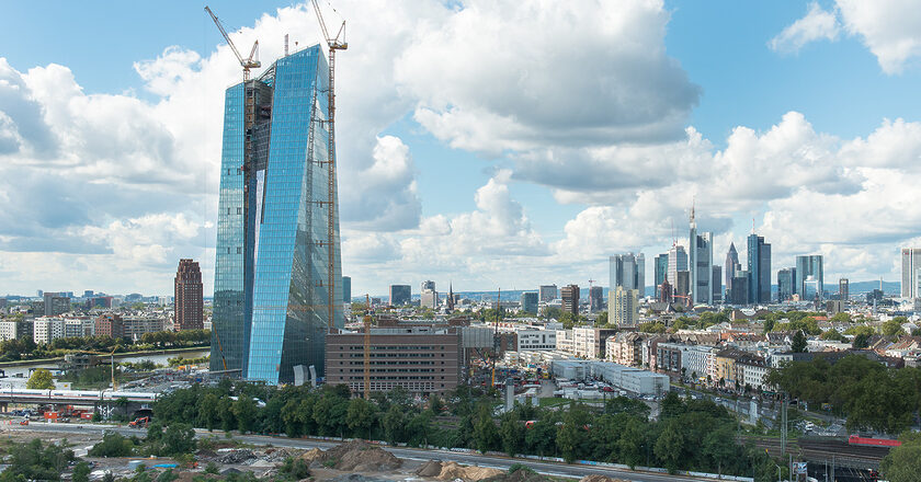 Siedziba Europejskiego Banku Centralnego we Frankfurcie. Fot. Epizentrum/Wikimedia Commons