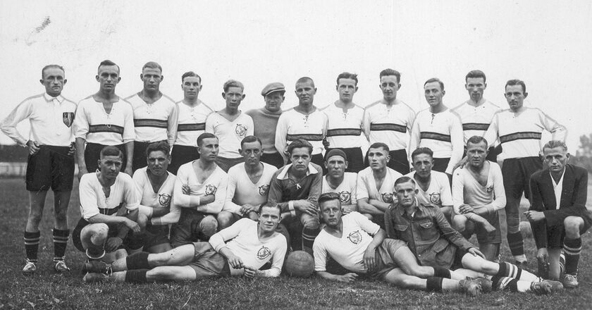 Drużyny Robotniczego Towarzystwa Sportowego Widzew i Legii Poznań w 1934 roku. Fot. NAC