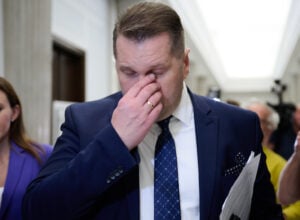 Kandydat PiS na premiera Przemysław Czarnek w korytarzu sejmowym