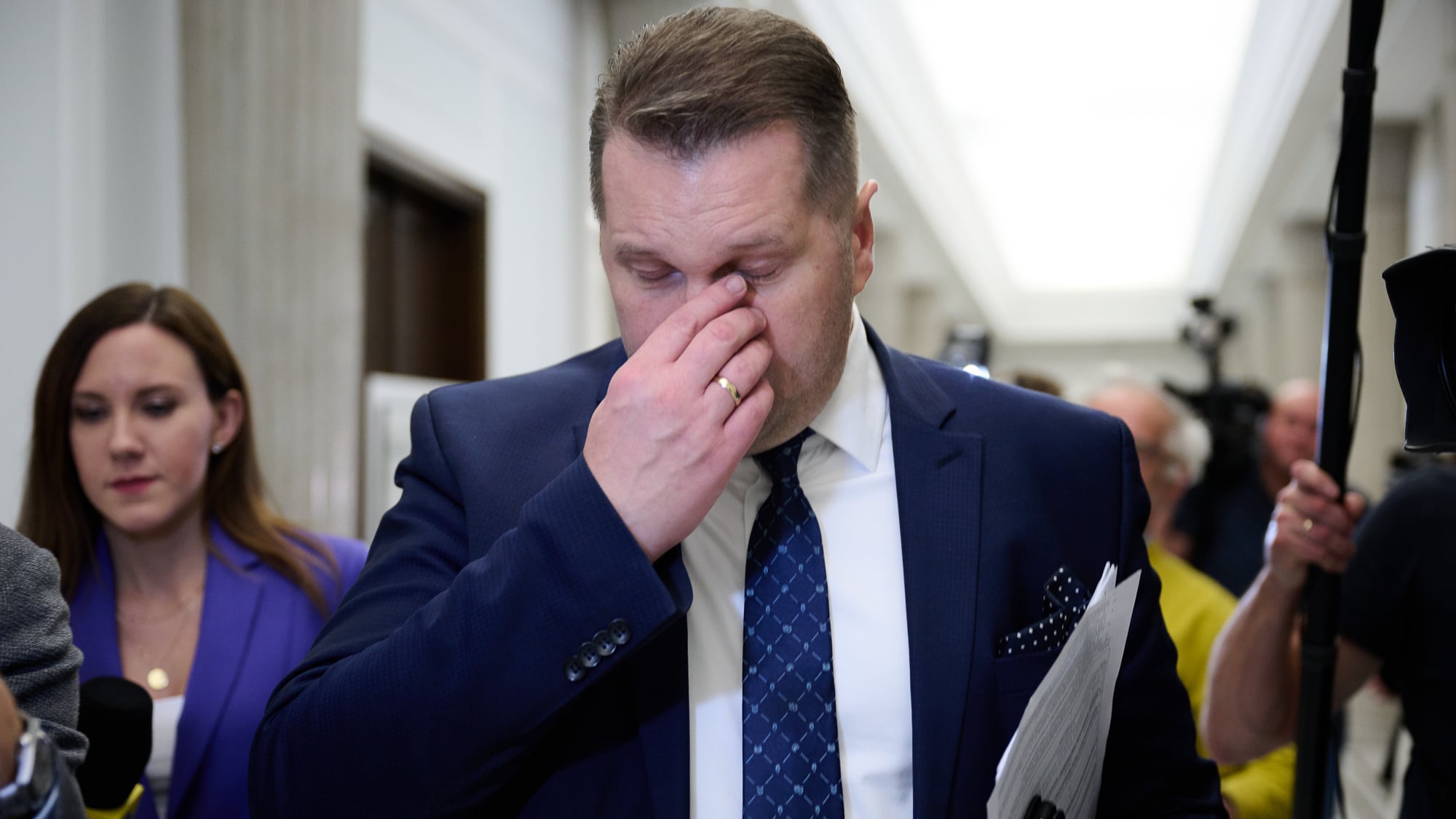 Kandydat PiS na premiera Przemysław Czarnek w korytarzu sejmowym