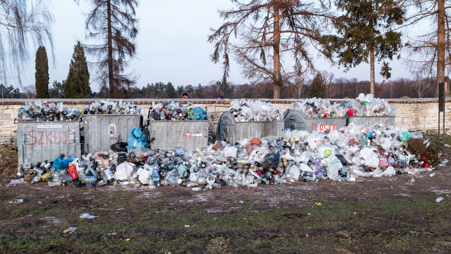 3 sposoby na cmentarną rewolucję śmieciową