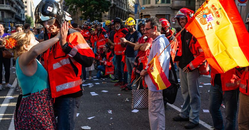 Strażak separatysta tańczy rumbę z hiszpańską lojalistką podczas protestów okołoreferendalnych w Barcelonie. Fot. Jakub Szafrański