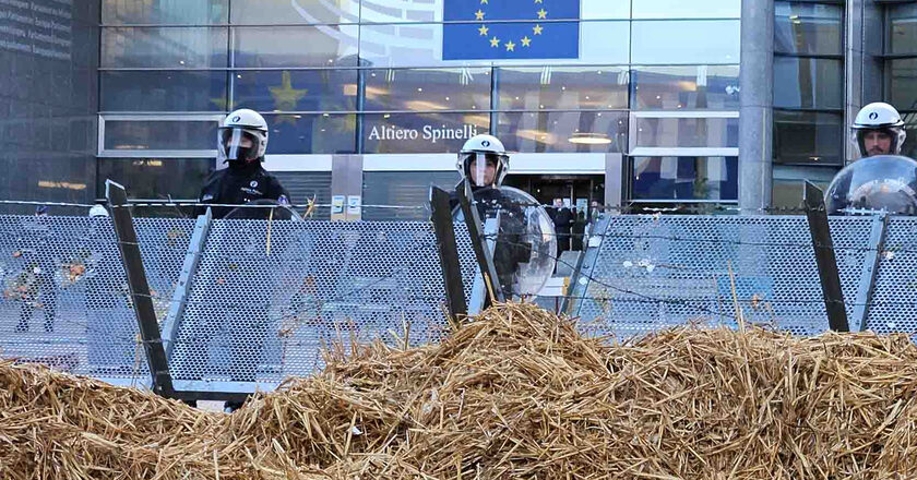Demonstracja rolników przed siedzibą Parlamentu Europejskiego w Brukseli. Fot. EPP Group/Flickr.com