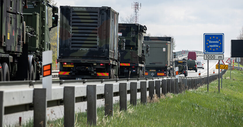 Systemy obrony przeciwlotniczej NATO wjeżdżają na Słowację. Fot. NATO/Flickr.com