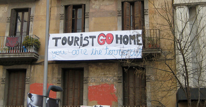 Turyści do domu - transparent w Barcelonie. Fot. Amy/Flickr.com