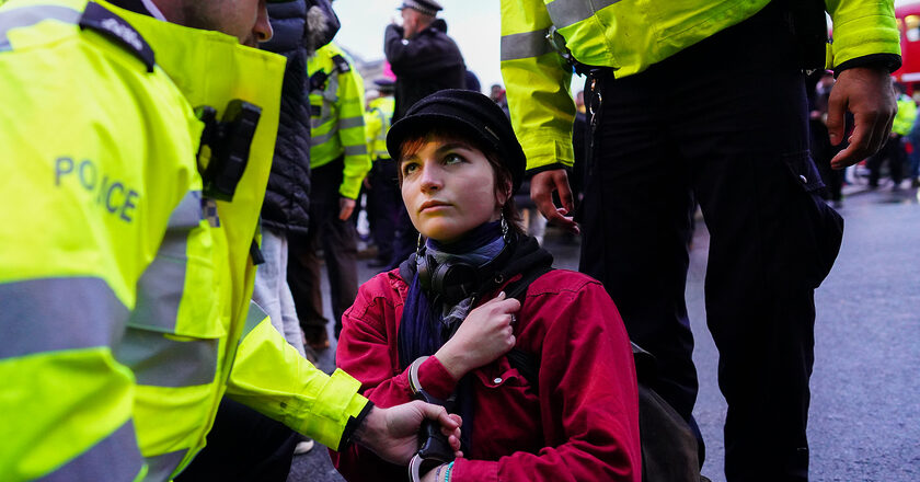 Aktywistka Just Stop Oil protestuje w Londynie. Fot. Alisdare Hickson/Flickr.com