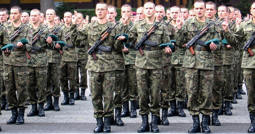 Przysięga nowo wcielonych żołnierzy. Fot. Julo/Wikimedia Commons