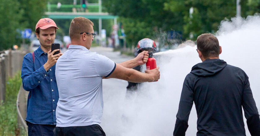 Kierowcy atakują aktywistów Ostatniego Pokolenia. Fot. Daniel Petryczkiewicz