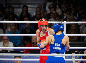 Pięściarka Imane Khelif podczas walki z Lucą Hamori