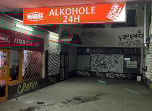 Całodobowy sklep monopolowy w przejściu podziemnym