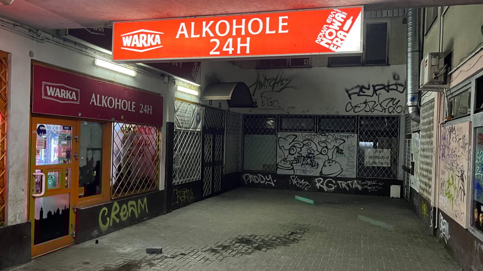 Całodobowy sklep monopolowy w przejściu podziemnym