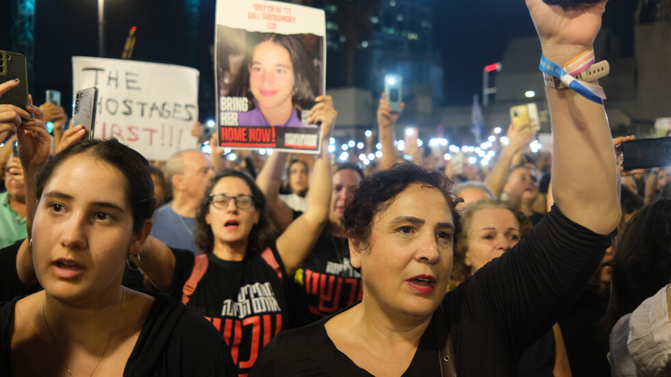 Demonstrantki domagające się uwolnienia izraelskich zakładników, kobiety trzymają w górze ich zdjęcia