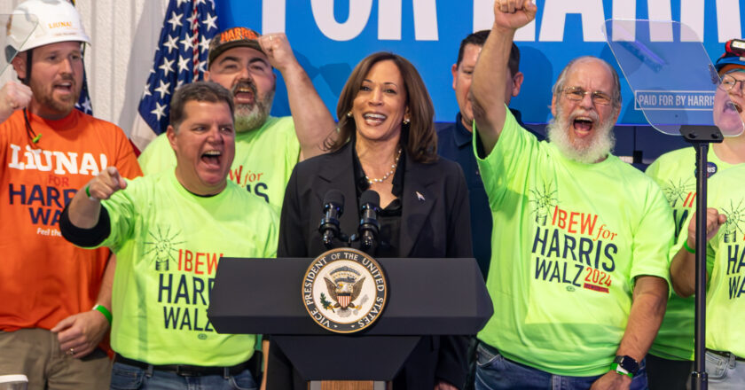 Kamala Harris na wiecu wyborczym. Fot. Mark's Postcards