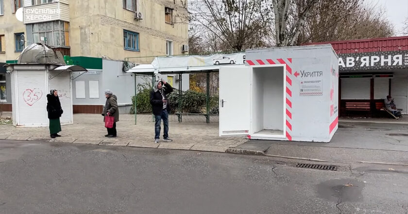 Schron na przystanku autobusowym w Chersoniu. Fot. Publiczny Chersoń/Youtube.com