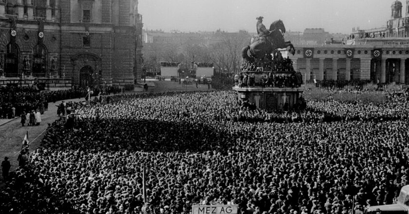 Heldenplatz, Plac Bohaterów w Wiedniu podczas Anszlusu. Fot. Paul Macku