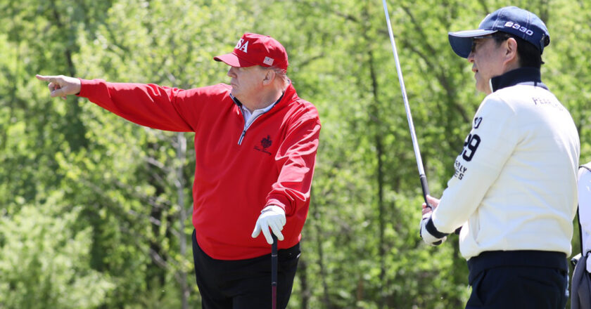 Donald Trump na swoim polu golfowym. Fot. Kancelaria premiera Japonii/Wikimedia Commons