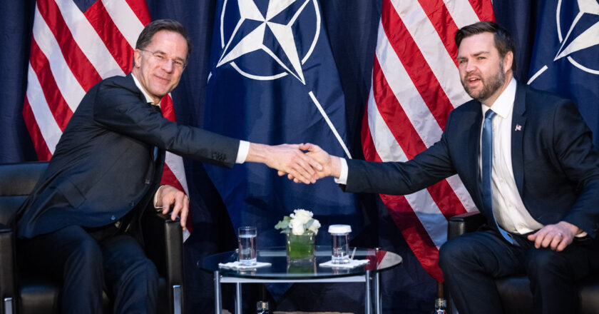 Sekretarz generalny NATO Mark Rutte i JD Vance podczas rozmów w Monachium. Fot. NATO/Flickr.com