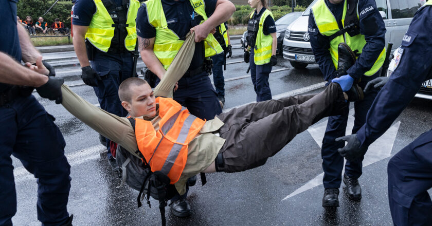 Interwencja policji na blokadzie Ostatniego Pokolenia w Warszawie. Fot. Monika Bryk