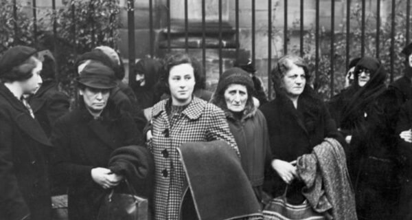 Polenaktion: polscy Żydzi w Norymberdze przed deportacją z III Rzeszy.