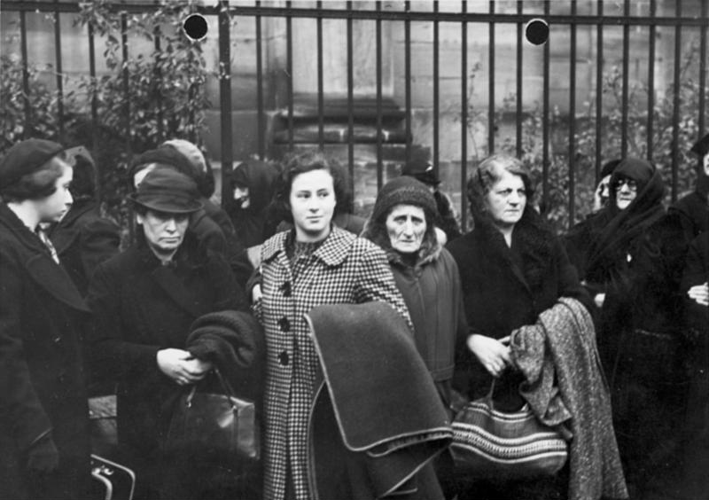 Polenaktion: polscy Żydzi w Norymberdze przed deportacją z III Rzeszy.