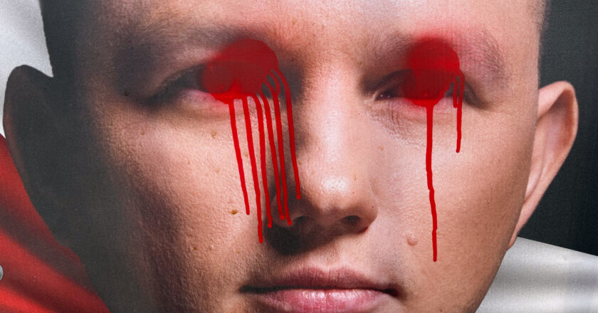 Zniszczony banner wyborczy Sławomira Mentzena. Fot. Jakub Szafrański