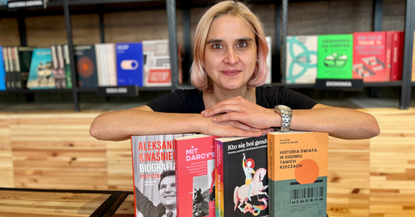 Agnieszka Wiśniewska w księgarnio-kawiarni Prześniona. Fot. Dominika Wróblewska