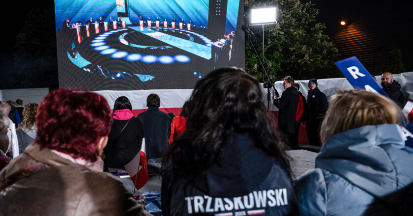 Publiczna transmisja debaty prezydenckiej pod studiem TVP. Fot. Monika Bryk