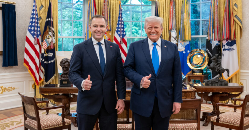 Karol Nawrocki z prezydentem Donaldem Trumpem w Gabinecie Owalnym. Fot. The White House/Wikimedia Commons
