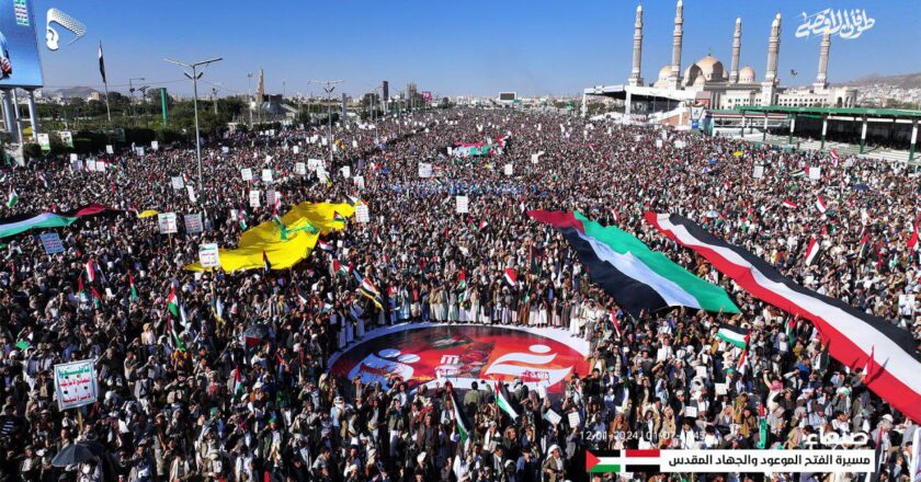 Demonstracje poparcia dla Houtih w Jemenie po amerykańskich nalotach. Fot. AhlulBayt (a.s.) News Agency - ABNA/Wikimedia Commons