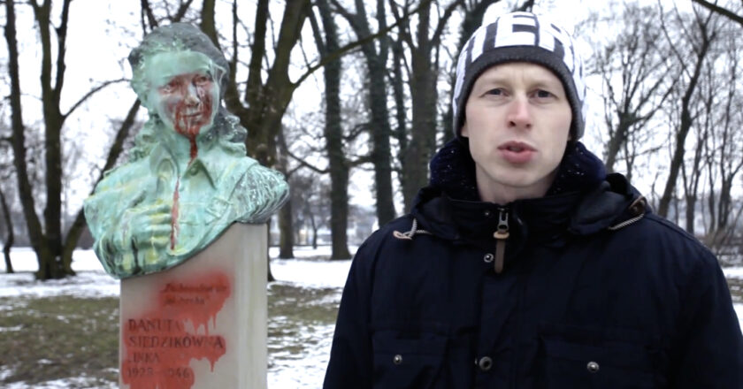 Tadek pod pomnikiem Inki. Fot. niewygodnaprawdaTV/Youtube.com