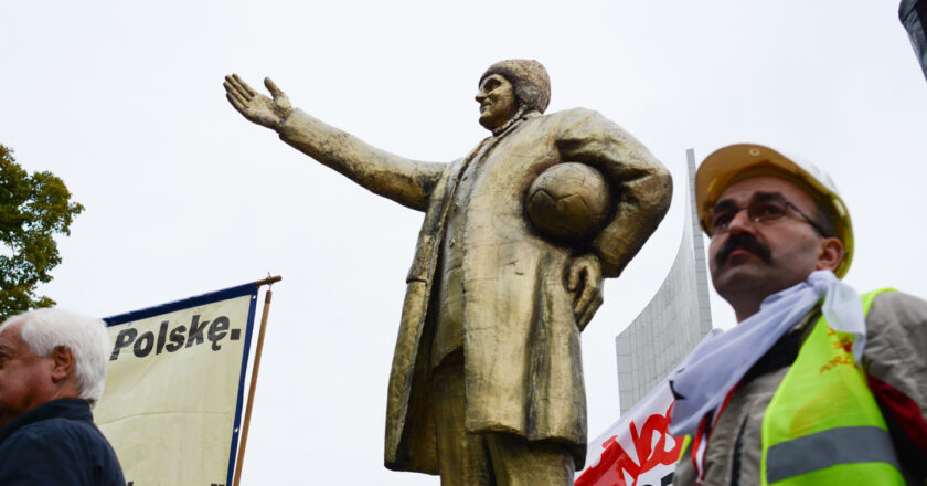 Prześmiewczy pomnik Donalda Tuska z protestu robotników w 2013 roku. Fot. Jakub Szafrański