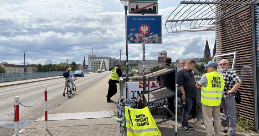 Działacze Ruchu Obrony Granic na moście w Słubicach. Fot. Nancy Waldmann