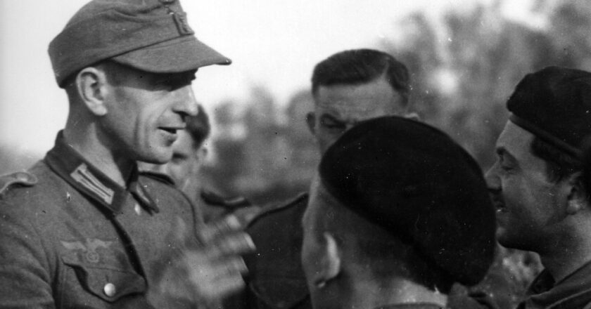 Wcielony siłą do Wehrmachtu Polak rozmawia w 1944 roku w Normandii z żołnierzami 1 Dywizji Pancernej gen. Stanisława Maczka.  Fot. Wikimedia Commons