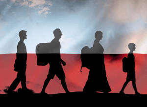 Ludzie idący gęsiego z plecakami na tle biało-czerwonej flagi