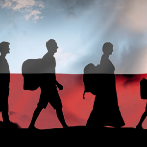 Ludzie idący gęsiego z plecakami na tle biało-czerwonej flagi