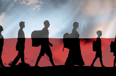 Ludzie idący gęsiego z plecakami na tle biało-czerwonej flagi