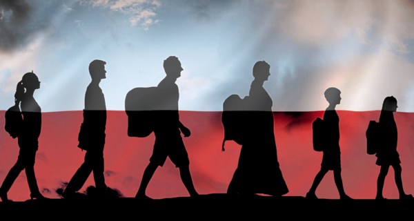 Ludzie idący gęsiego z plecakami na tle biało-czerwonej flagi