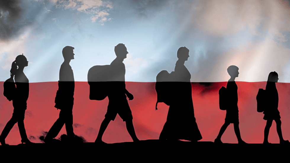 Ludzie idący gęsiego z plecakami na tle biało-czerwonej flagi